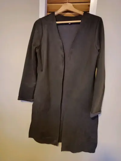 Abrigo gamuza negro de mujer elegante - miniatura 1