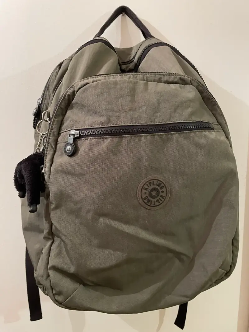 Mochila Kipling verde con llavero