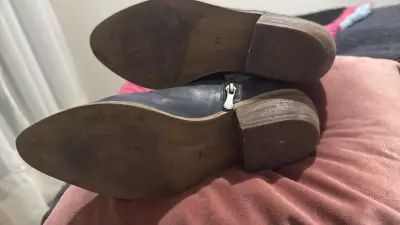 Botines negros de cuero con tacón bajo - miniatura 2