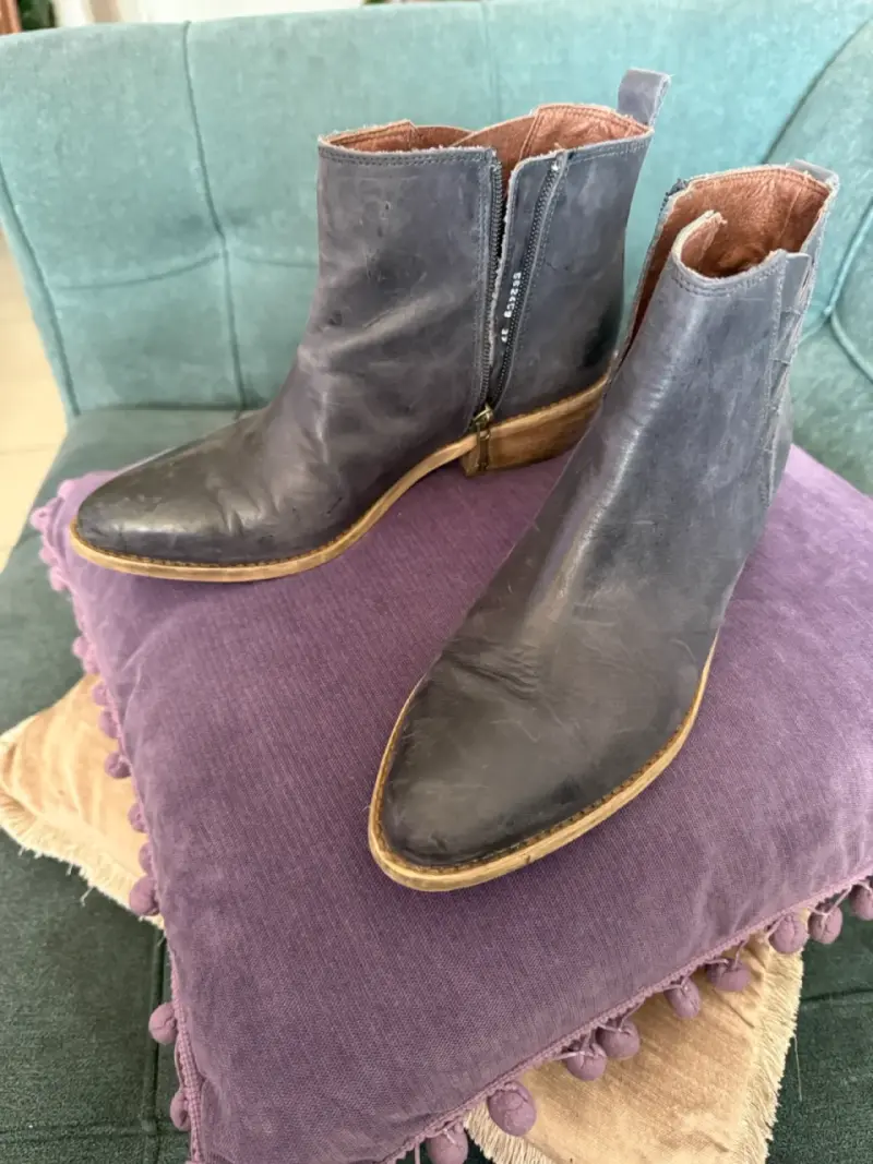 Botines negros de cuero con tacón bajo - 3