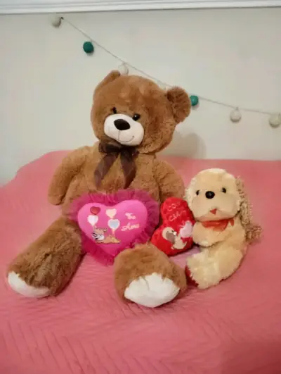 Osito de peluche grande y perrita con corazón - miniatura 1