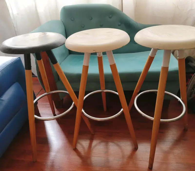 Set de tres taburetes de madera y metal - 1