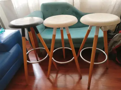 Set de tres taburetes de madera y metal - miniatura 5