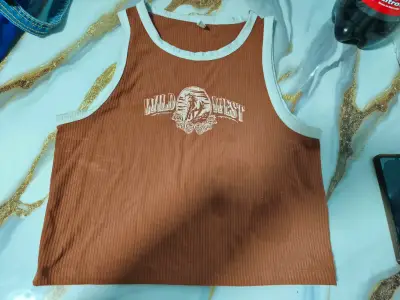 Polerón con capucha gris diseño llamativo - miniatura 2
