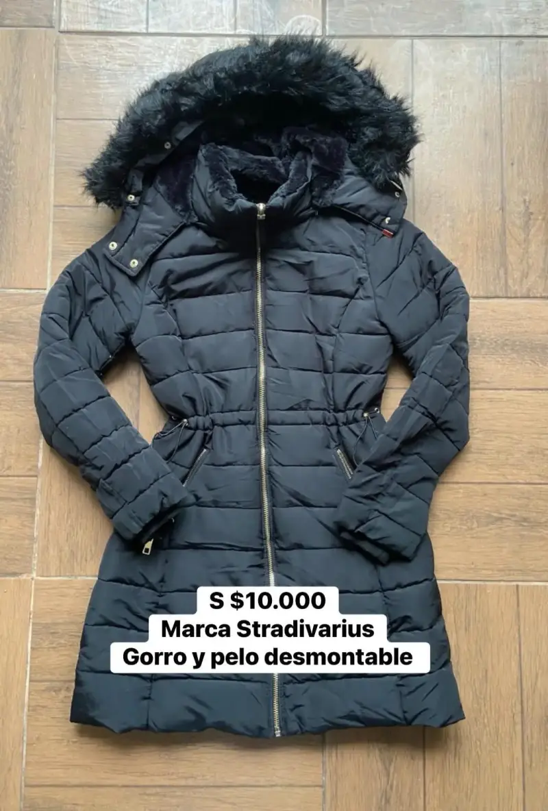 Abrigo negro Stradivarius con capucha desmontable