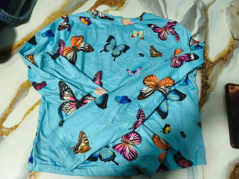 Polera manga larga con estampado de mariposas - 1