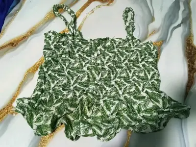 Polera manga larga con estampado de mariposas - miniatura 2