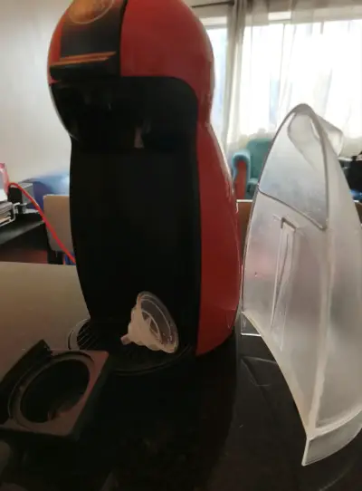 Cafetera Dolce Gusto roja compacta - miniatura 1