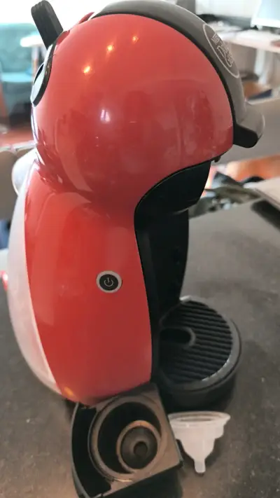 Cafetera Dolce Gusto roja compacta - miniatura 2