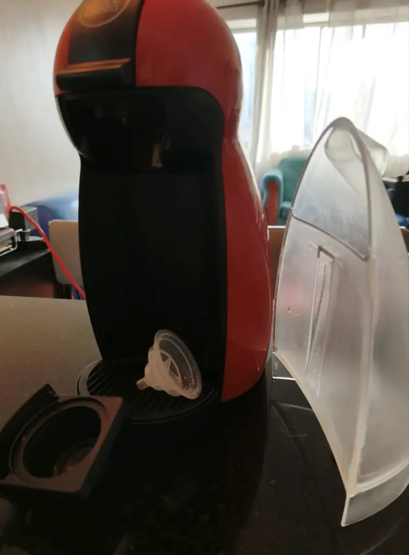 Cafetera Dolce Gusto roja compacta - 3