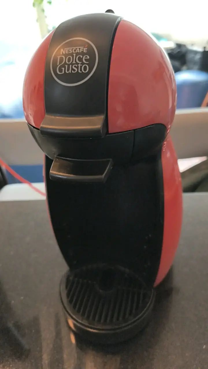 Cafetera Dolce Gusto roja compacta - 4