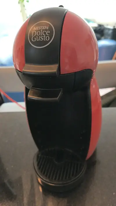 Cafetera Dolce Gusto roja compacta - miniatura 4