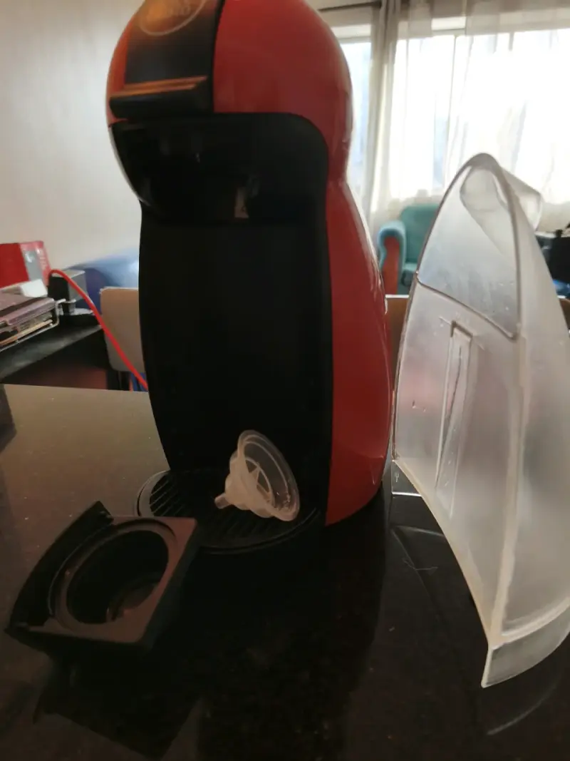 Cafetera Dolce Gusto roja compacta - 5