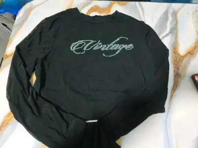 Polera negra con diseño 'Vintage' - miniatura 1