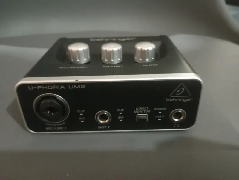 Interfaz de audio Behringer U-Phoria UM2 - 1