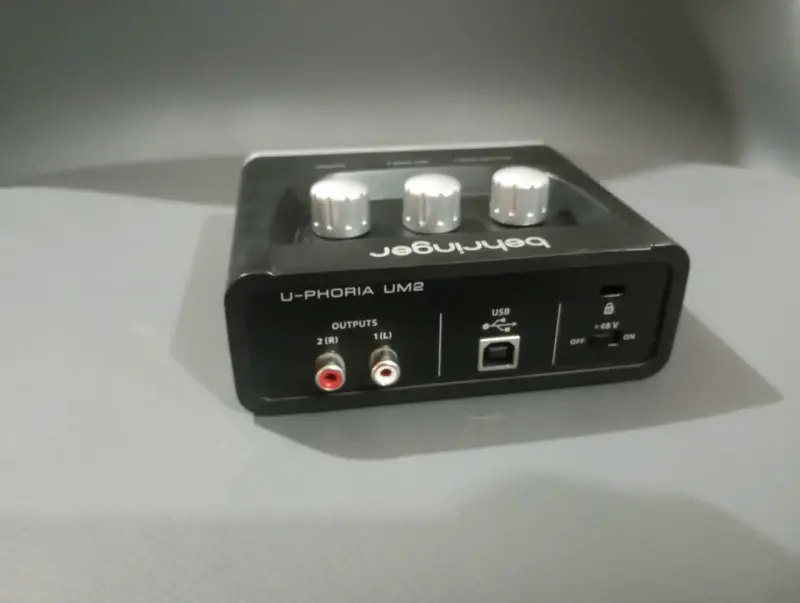 Interfaz de audio Behringer U-Phoria UM2 - 3