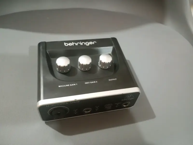 Interfaz de audio Behringer U-Phoria UM2 - 5