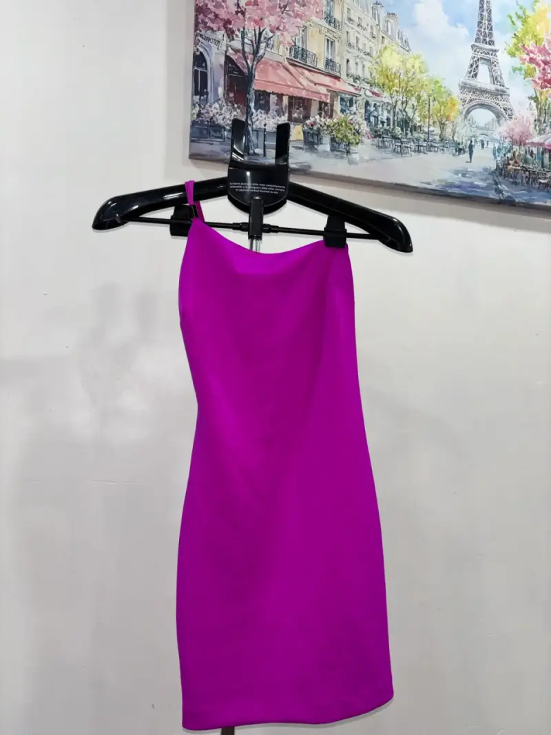 Vestido corto fucsia sin tirantes