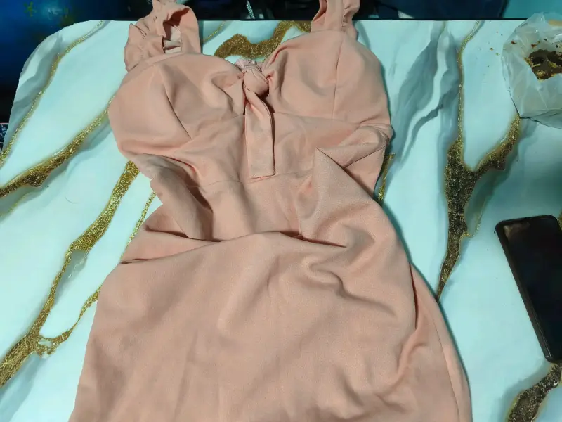 Vestido corto rosa con tirantes - 1