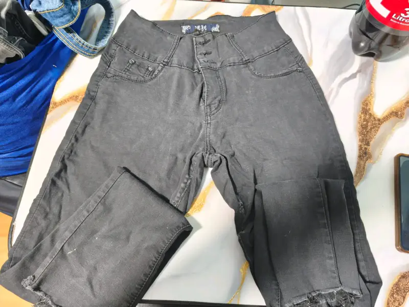 Pantalones cargo blancos con bolsillos - 3