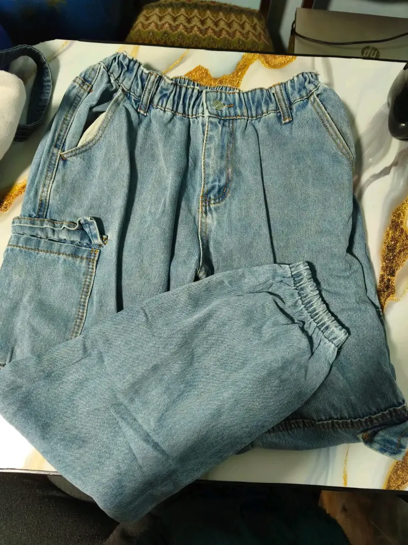 Pantalones cargo blancos con bolsillos - 4