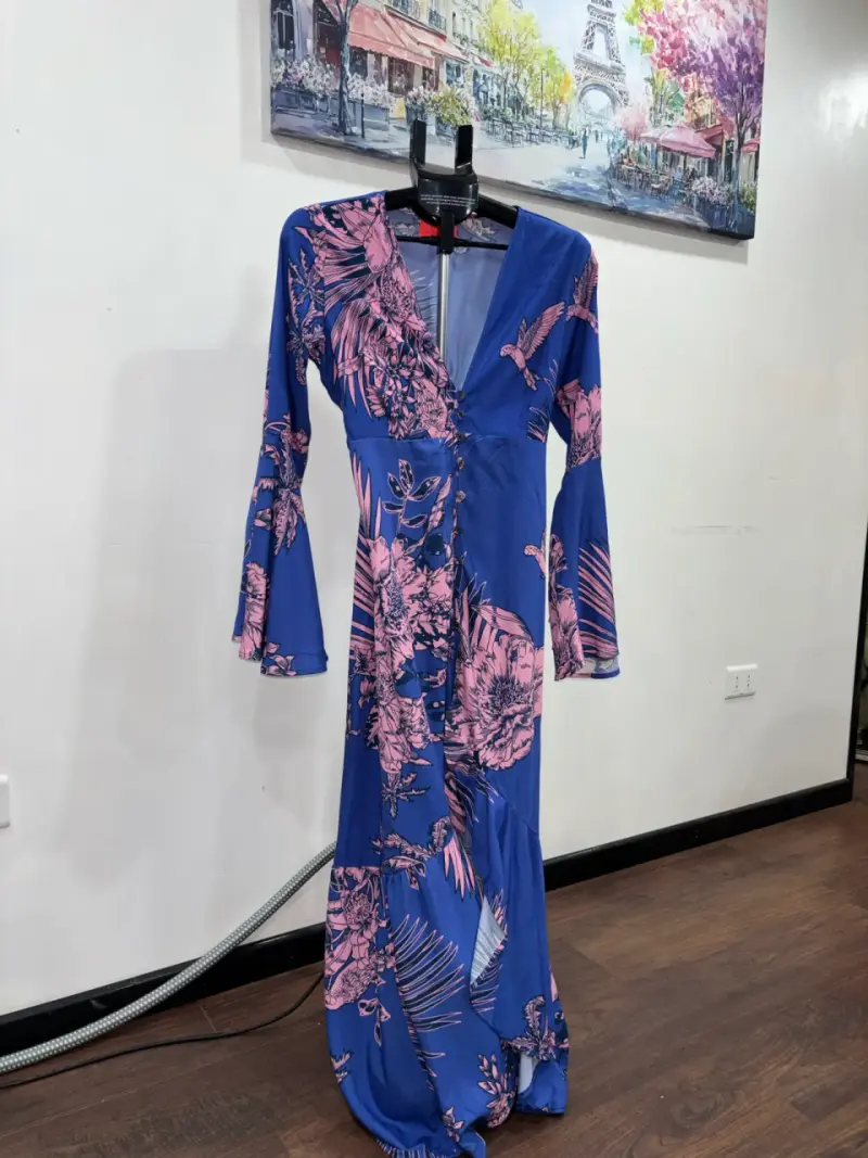 Vestido largo azul con estampado floral