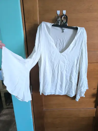 Blusa blanca con mangas acampanadas - miniatura 1