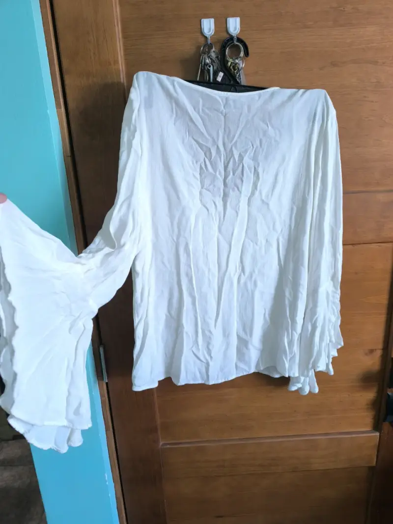 Blusa blanca con mangas acampanadas - 2