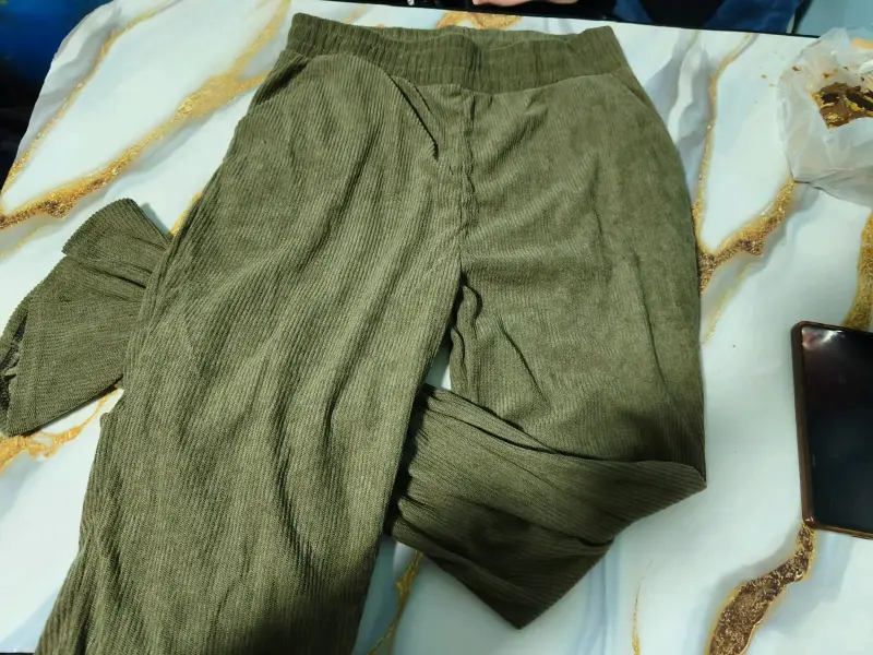 Pantalones de pana verde oliva para mujer - 1