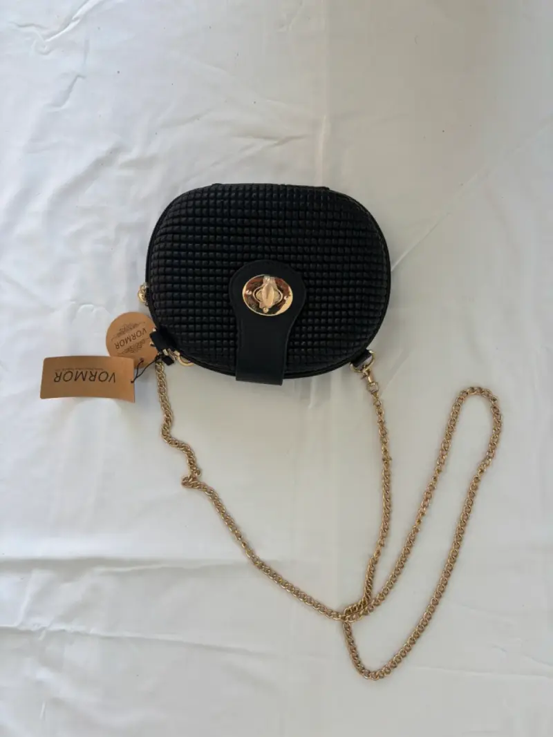 Cartera negra con cadena dorada Voramor - 1
