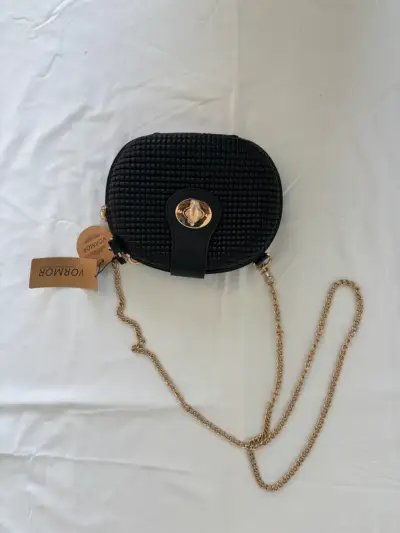 Cartera negra con cadena dorada Voramor - miniatura 1