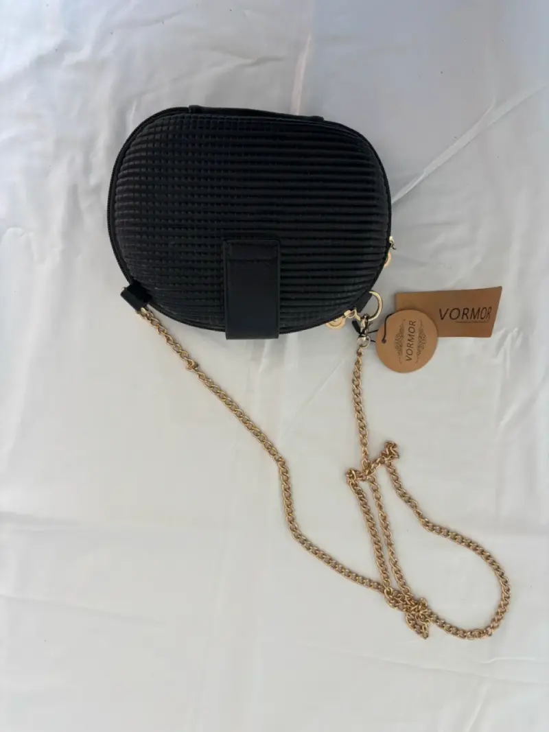 Cartera negra con cadena dorada Voramor - 2