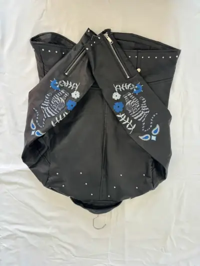 Chaqueta de cuero negra con bordados Desigual - miniatura 2