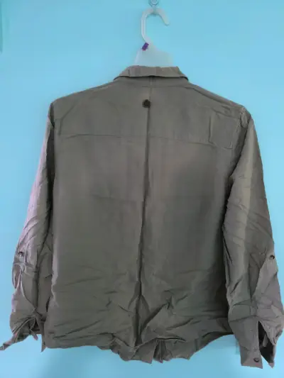 Camisa verde oliva para dama - miniatura 2