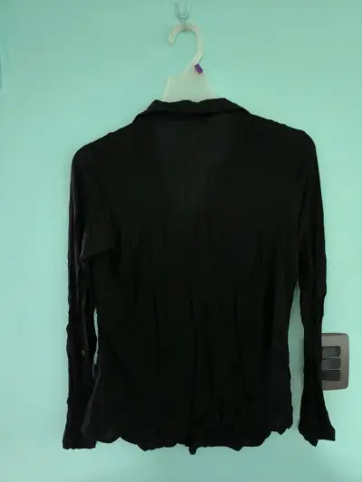 Blusa negra de manga larga para mujer - miniatura 2
