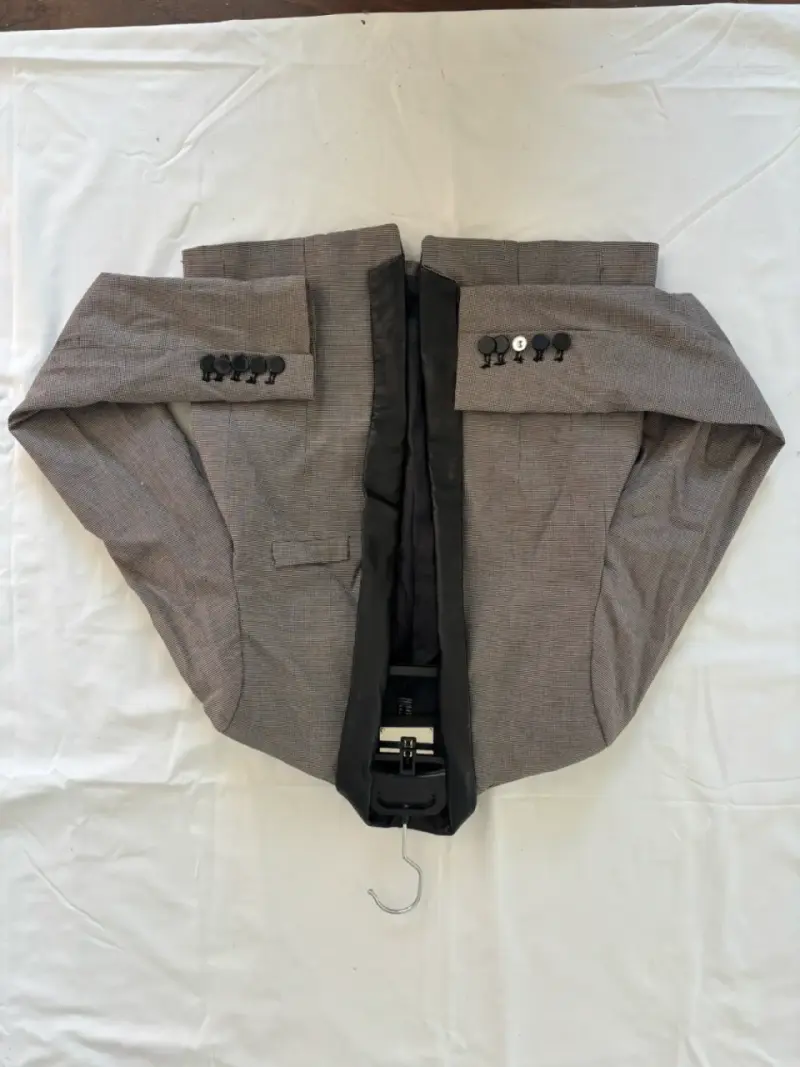 Blazer gris de hombre con diseño clásico - 1