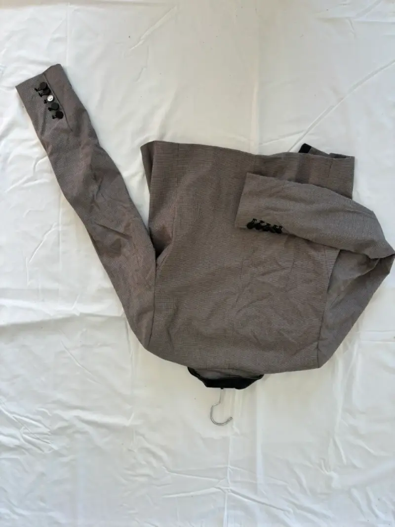 Blazer gris de hombre con diseño clásico - 2