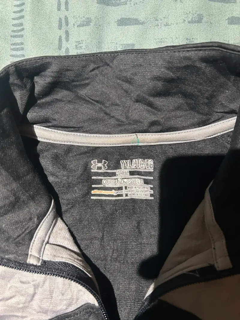 Chaqueta deportiva Under Armour negra y gris - 3