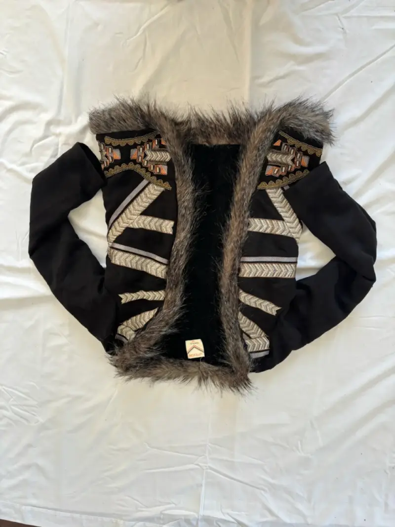 Chaqueta negra con bordados y piel sintética - 1