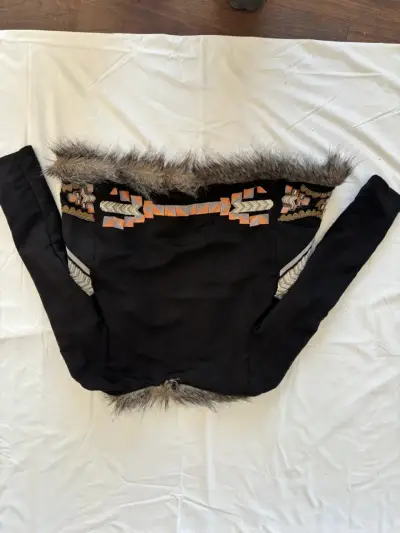 Chaqueta negra con bordados y piel sintética - miniatura 2