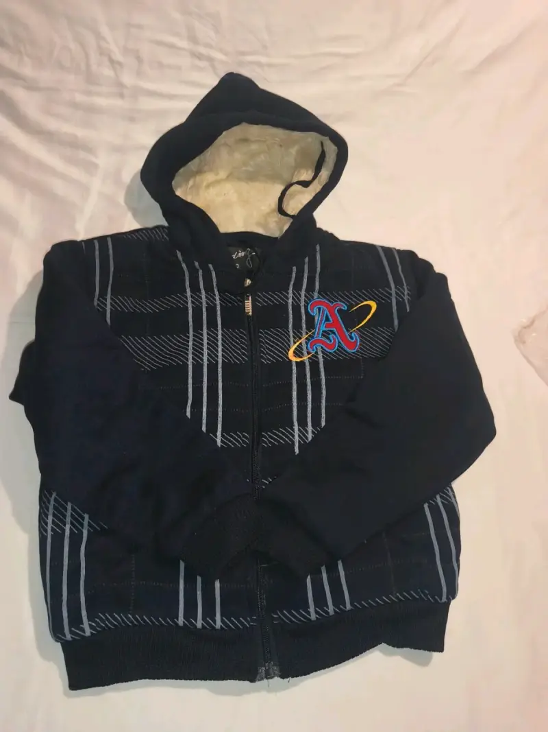 Polerón con capucha y diseño bordado - 4