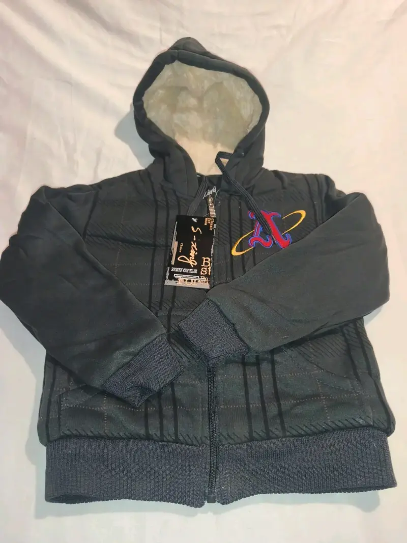 Polerón con capucha y diseño bordado - 5