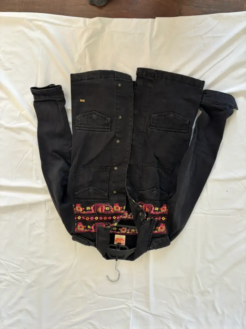 Chaqueta negra con bordado étnico - 1