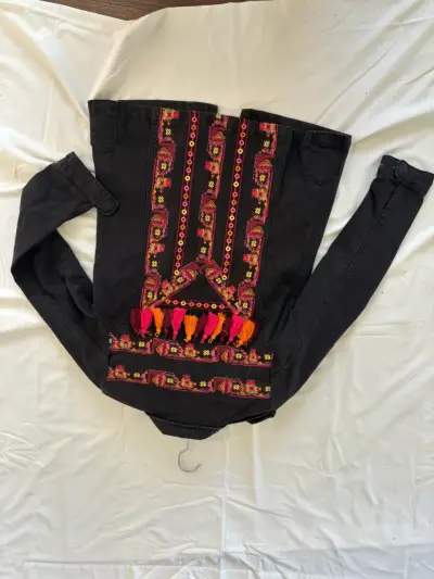 Chaqueta negra con bordado étnico - miniatura 2