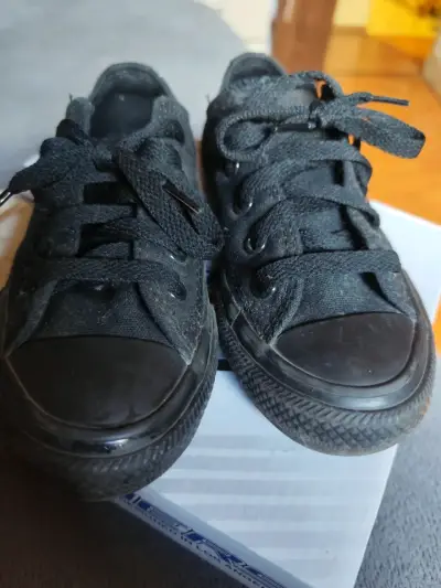 Zapatillas negras converse para niños - miniatura 2