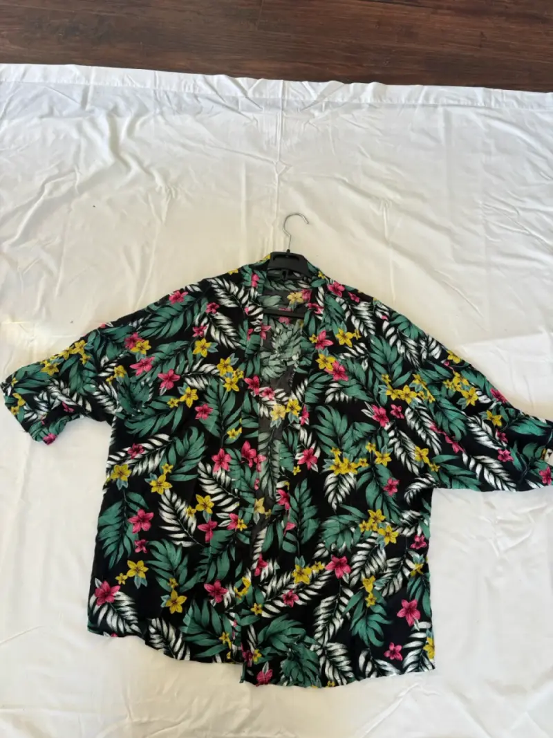 Camisa hawaiana floral de manga corta