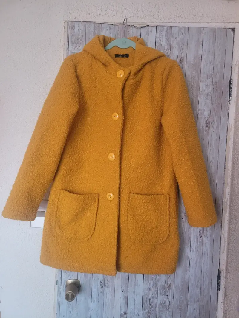 Abrigo de lana amarillo con capucha