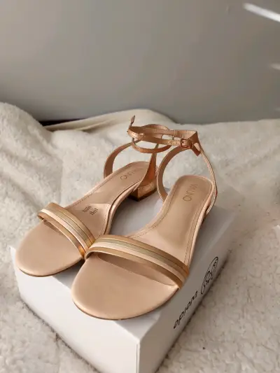 Sandalias doradas de tacón bajo Vía Uno 37 - miniatura 1