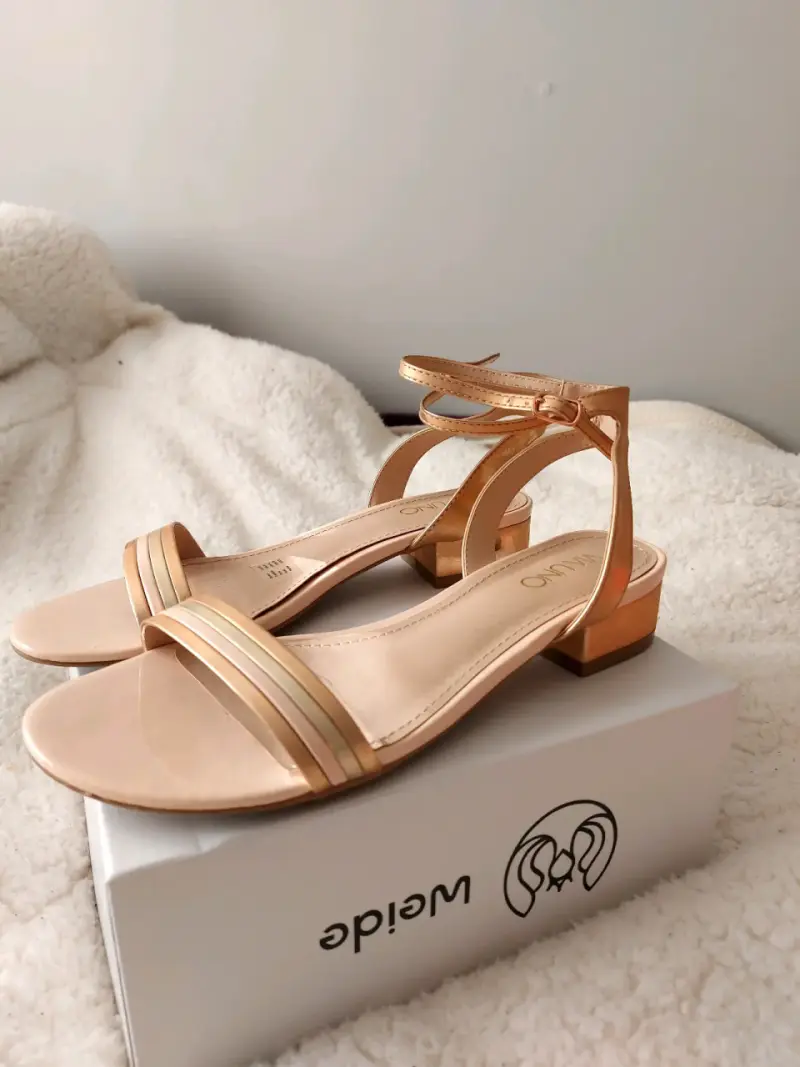 Sandalias doradas de tacón bajo Vía Uno 37 - 2