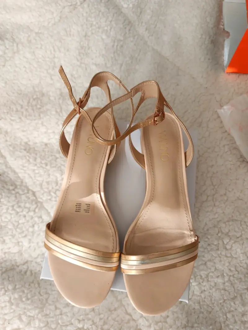 Sandalias doradas de tacón bajo Vía Uno 37 - 3
